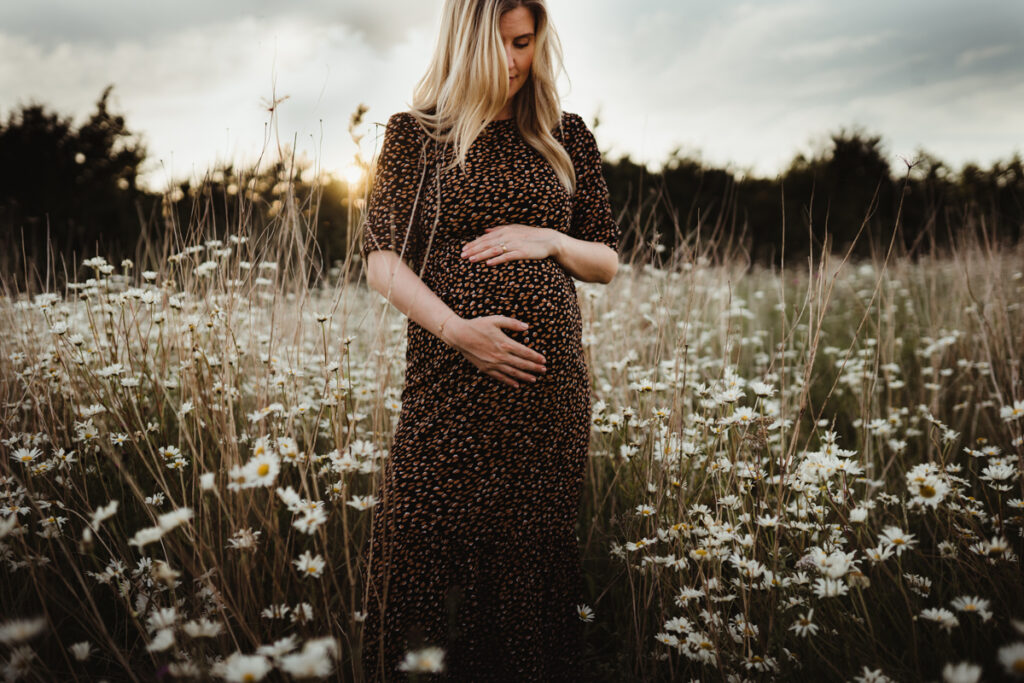 Pregnant women maternity photographer Bracknell Berkshire UK